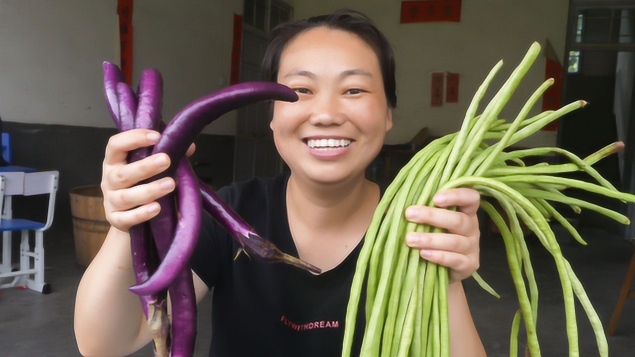 媳妇菜地摘茄子回家炒豇豆一岁多宝宝也吃得香