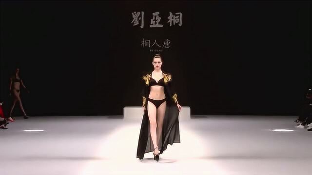 美女模特穿连体衣,这傲人的身材,真是太美了!