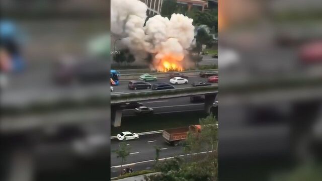 震天响!成都成渝立交一车辆爆燃 网友拍下多次爆燃瞬间