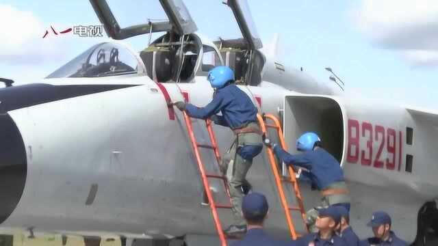 首次 我海军航空兵圆满完成“航空飞镖”项目比赛