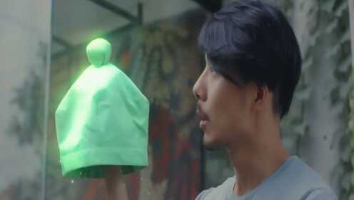 小伙带上可以隐身的帽子，跟着妻子去上班，发现了妻子背后的秘密