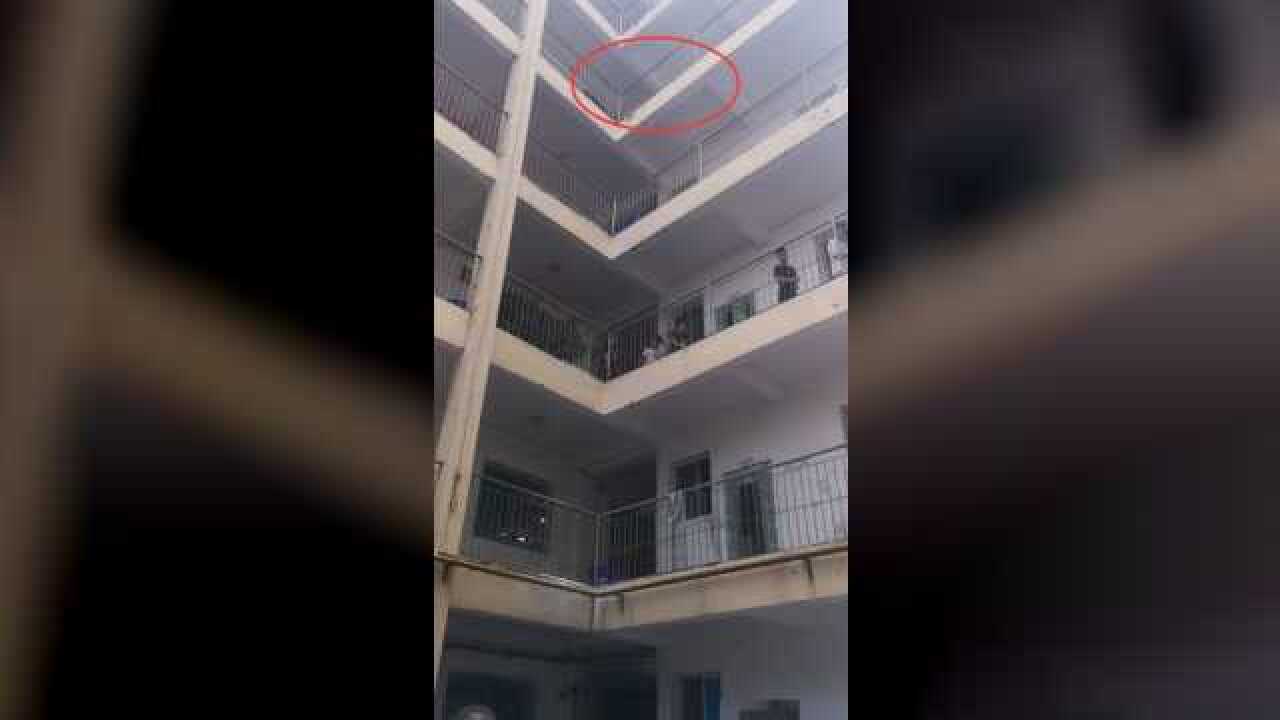 痛心巴中七中阳台栏杆断裂高一两学生坠楼一死一伤