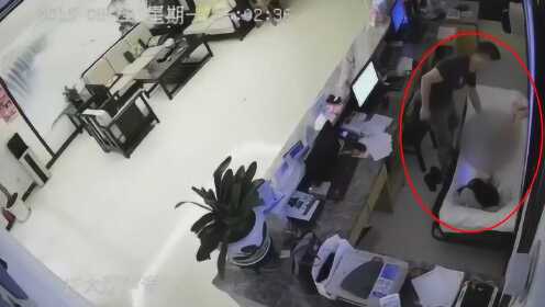 监拍：酒店女工作人员睡着时 遭陌生男子猥亵
