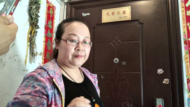 实拍退伍军人的“光荣之家”荣誉门牌的安装过程,致敬最可爱的人