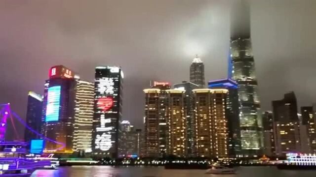 实拍上海外滩夜景,中国最气派的建筑