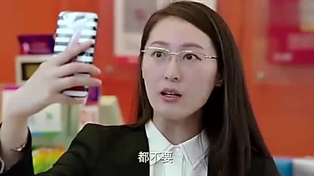 女子去蹭化妆品,试妆后假装不满意,不料营业员要给她卸妆