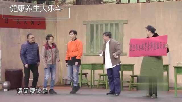 太尴尬!横幅为了省布料,连名字都改了?