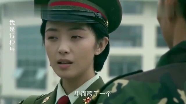 女兵嘲笑一直看仓库的守卫员,特种兵用英语霸气回应,姑娘傻了