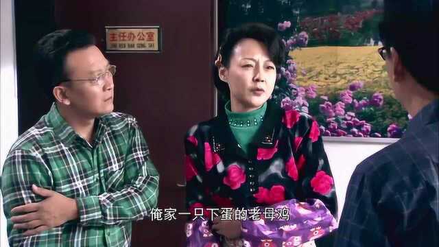 花婶村里面丢了一只鸡,直接抱着一锅鸡汤,跑来村委会给村长告状!