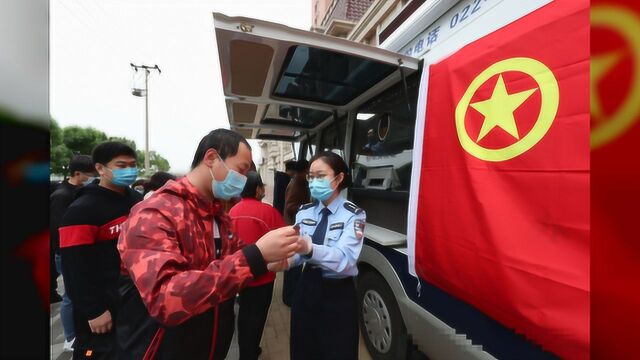 “流动车管所”开到东丽区海颂园社区