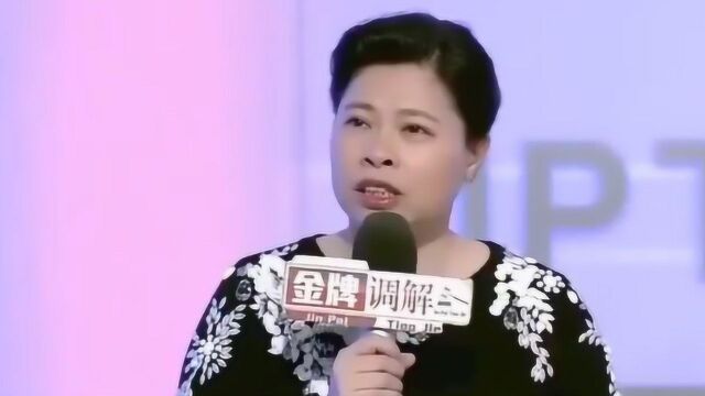 心理咨询师拿出矿泉水 让夫妻俩托着 希望丈夫清醒过来必须戒赌