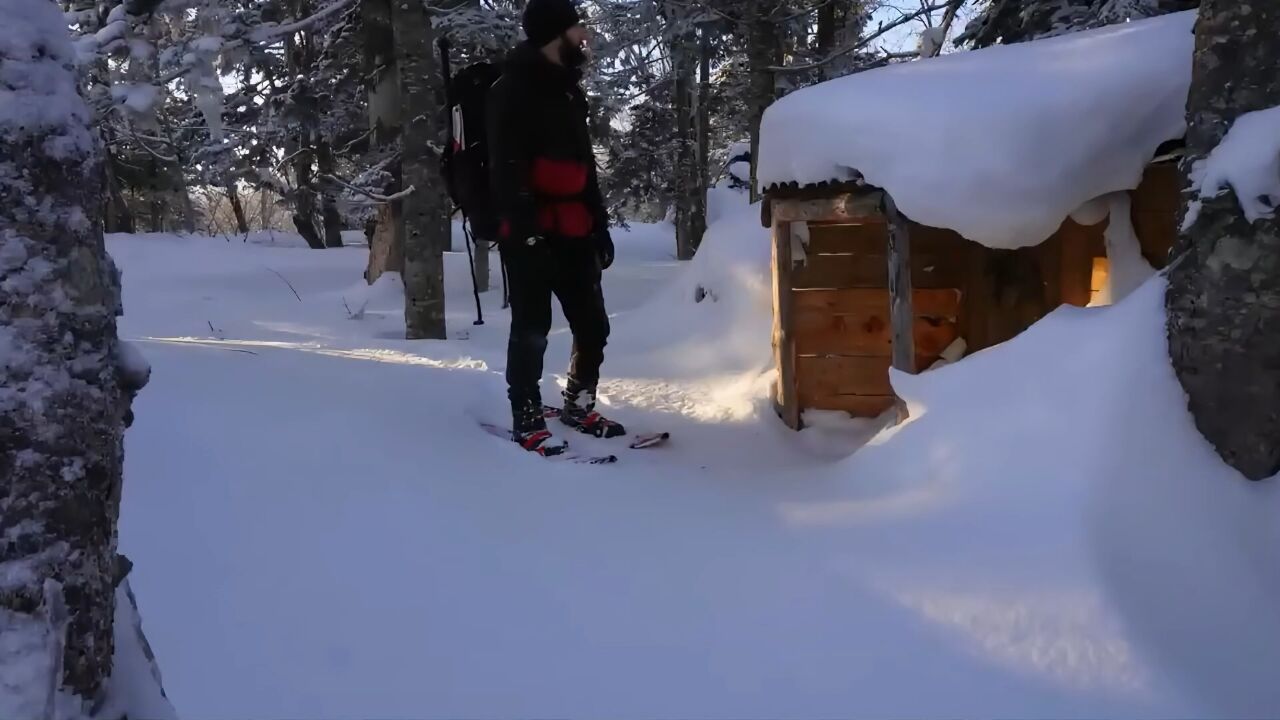 小伙地下木屋被暴雪 掩盖,没有网络的荒野生活制作甜点成为乐趣|纪录片