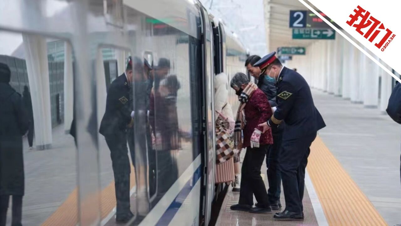 救援现场:D2749次列车上一名旅客突然晕倒 众人合力施救后转危为安