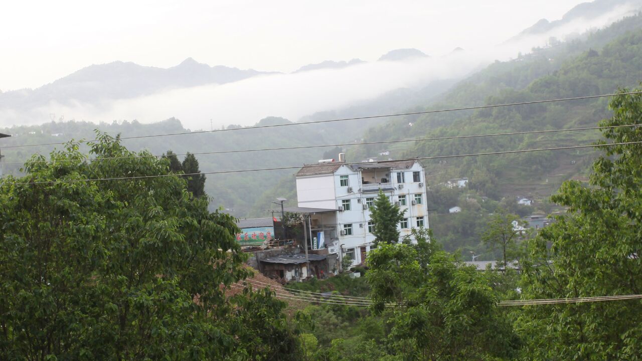 陕西紫阳大山上的民居:依山而建,绿树环抱,人间仙境