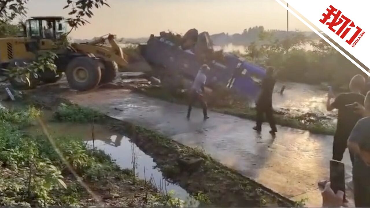 湖南汨罗有堤坝决堤,实拍满载石头卡车被推入河中封堵决口