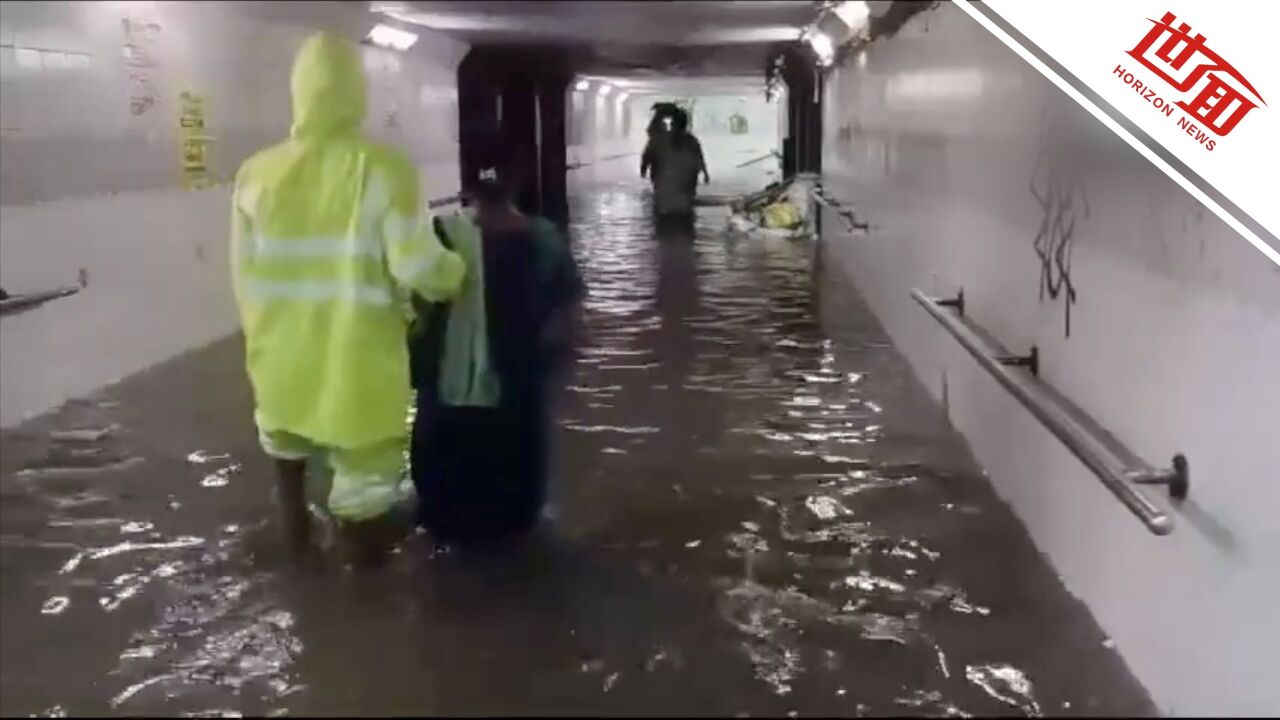 印度孟买遭暴雨袭击内涝严重:居民蹚水出行 当地铁路运营中断