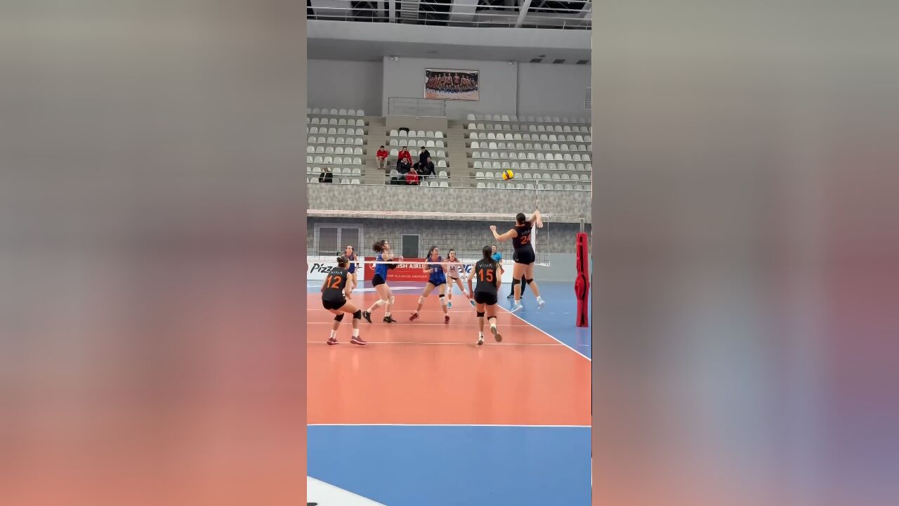 Volleyball!还好这大胖妞的大棒槌没砸到头~