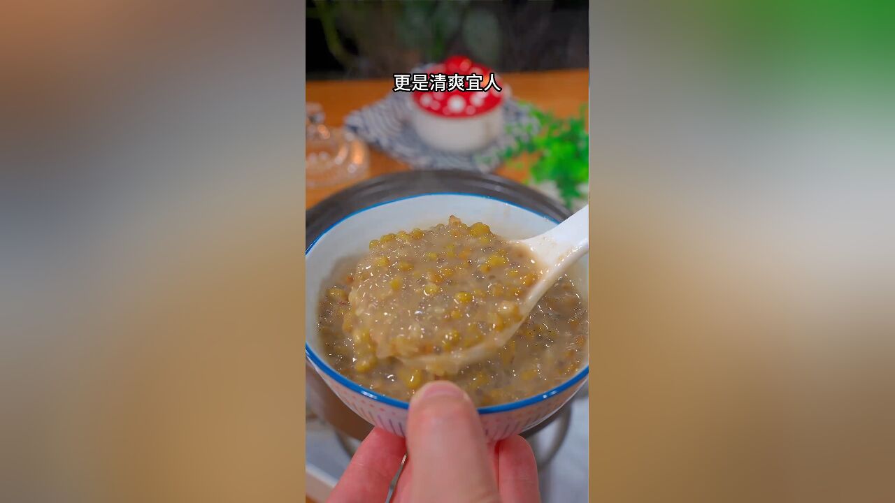 像我这样把绿豆冻成冰,加几片柠檬,搭配上白西米,出锅就是一道夏天大人小孩都爱吃的美食