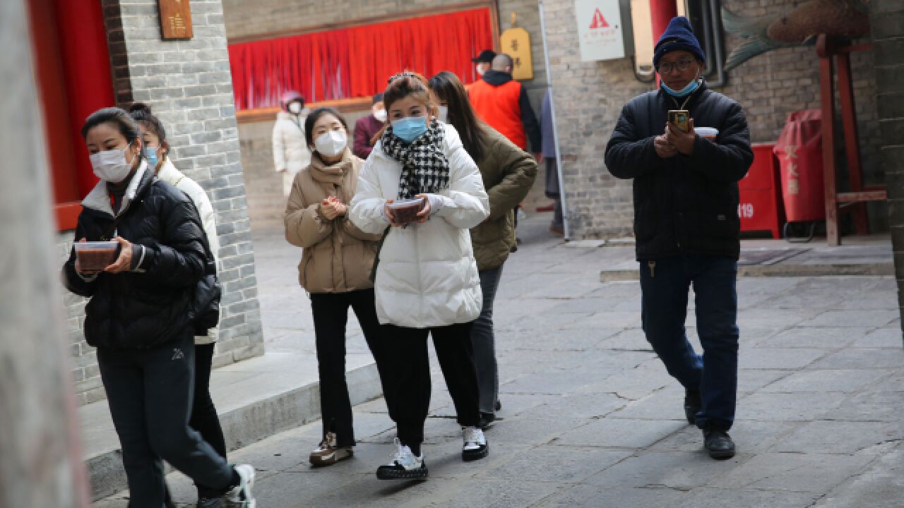 西安卧龙寺免费施腊八粥,提前装到一次性餐盒里面发给大家