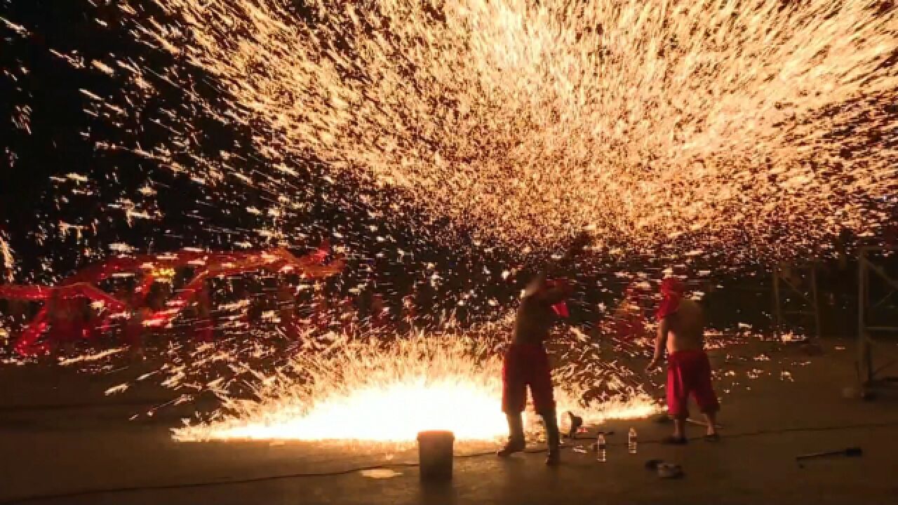 火树银花,游龙劲舞!重庆万人围观非遗舞龙打铁过大年