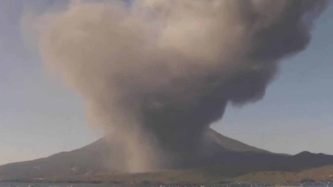 日本樱岛火山时隔近5年再次“复活”:火山灰喷至千米高