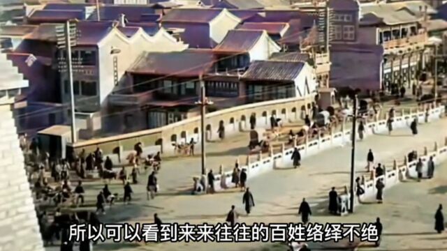 100多年前老北京外城的箭楼,楼下城门百姓来来往往,楼外是护城河