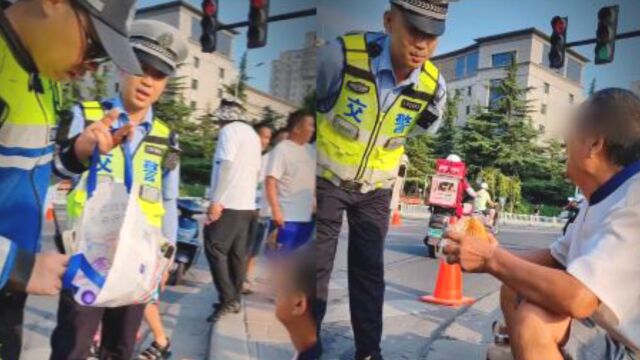 老人向交警求助,民警自掏腰包帮助老人,被问姓名时回答人民警察