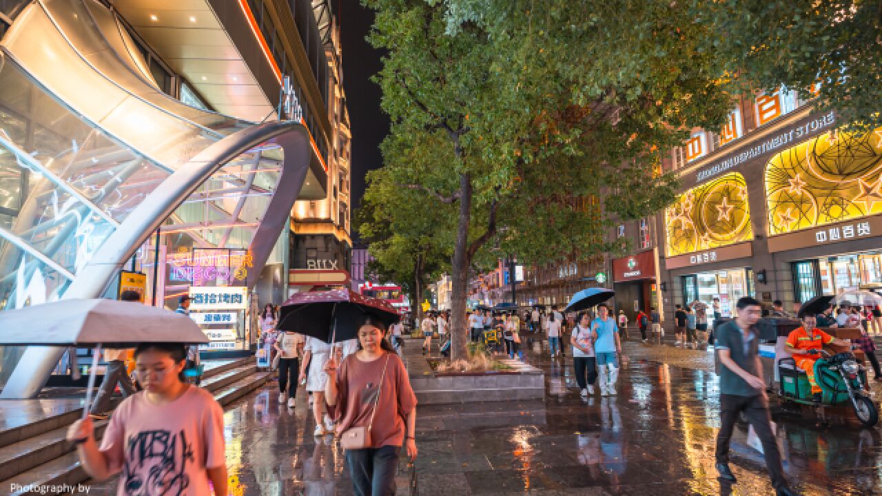 雨中逛江汉路夜市,百年商业街的魅力