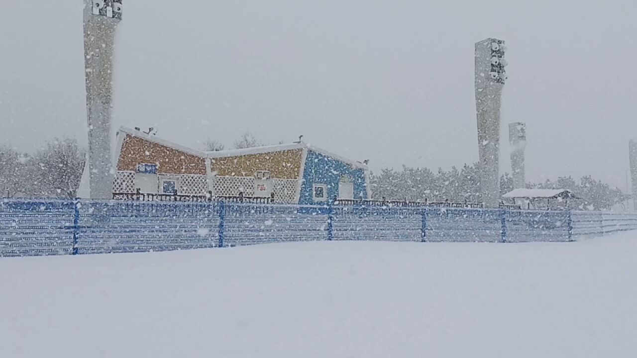 烟台威海遭遇极端性冷流暴雪,宛如北极科考,路人风雪中艰难前行