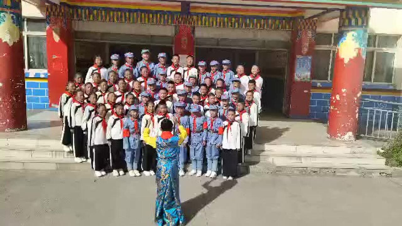类乌齐县小学我们走在大路上