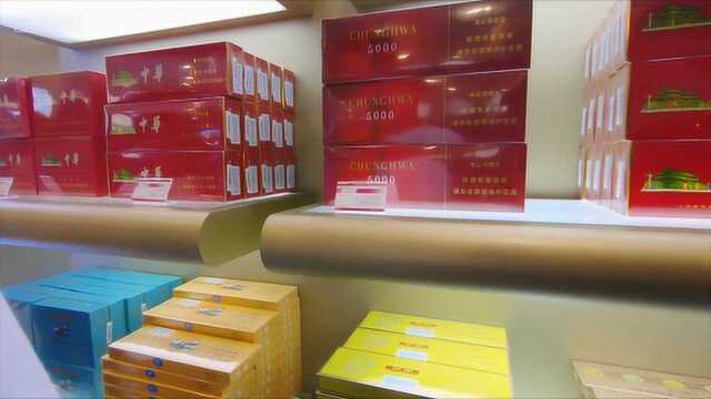 全国唯一境内关外免税区,云南瑞丽姐告口岸,免税店的香烟排队买