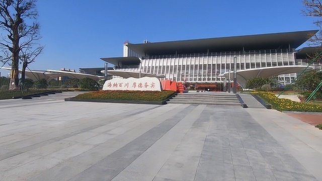 东莞的市民服务中心,汇集了各个部门的办事处,方便了市民办理业务