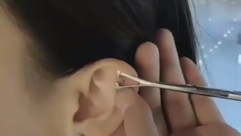 姐妹俩同时扎耳骨，开心的大笑，看来是真不疼！