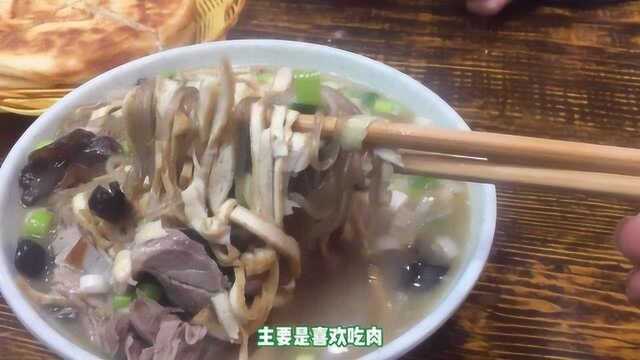 民安路新开清真店,豆腐菜才10一碗,汤鲜饼脆满满一碗好吃停不下