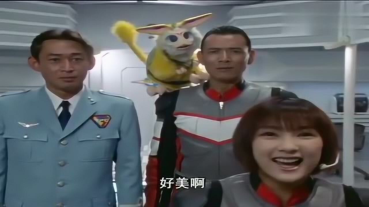 戴拿奥特曼站在雪地中的戴拿多了几分霸气有点帅气哦