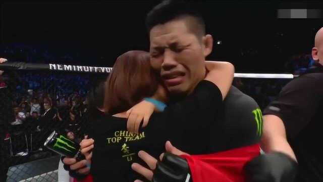 李景亮努力多年终于冲进UFC次中量级前15名,擂台与妻女相拥痛哭