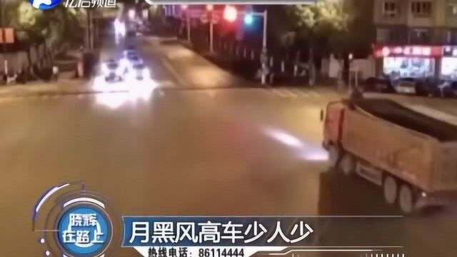 大货车明目张胆闯红灯 交警查处原因后悲催了!