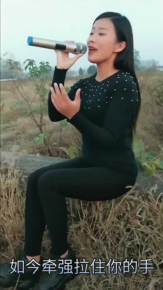 美女演唱《左手摸右手》很深情很好听