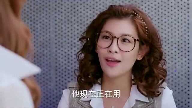 美女进公司后就被抽到新人抽查,她的歌声暴露,这下闯祸了