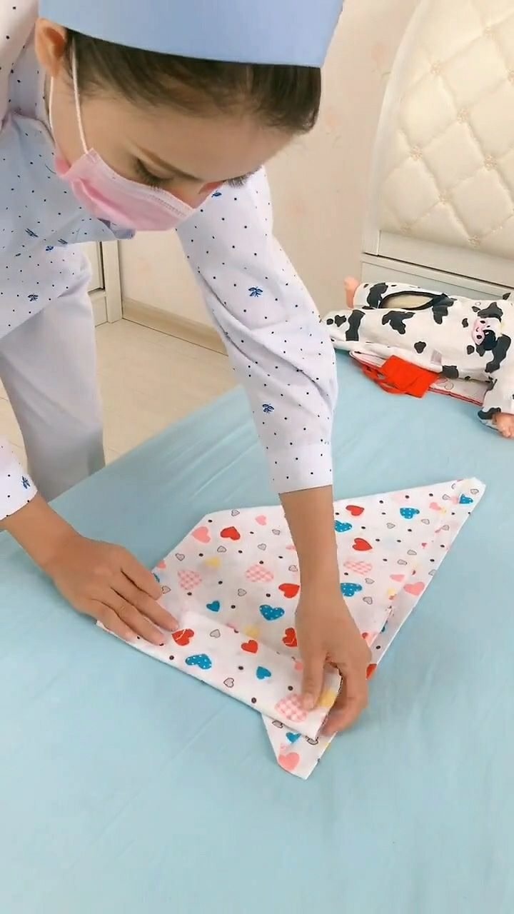 宝宝一直垫尿布湿很容易不舒服,这里教你一款尿布叠法!