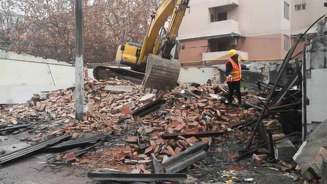 “三改一通一落地”韩森寨近1100平米违建被拆除