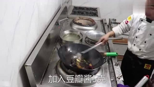 厨师长教“虎皮凤爪”的正宗做法,炸虎皮有秘诀,下酒又下饭