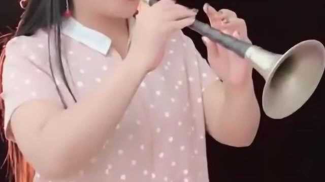 女歌手用唢呐演奏《谁不说俺家乡好》,60年代《红曰》插曲!