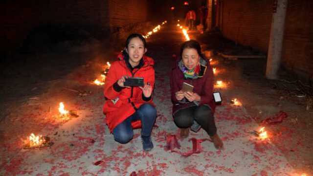 元宵节内蒙农户地上火焰空中灯笼,母女手拉手像走红地毯,侄子还给现场直播