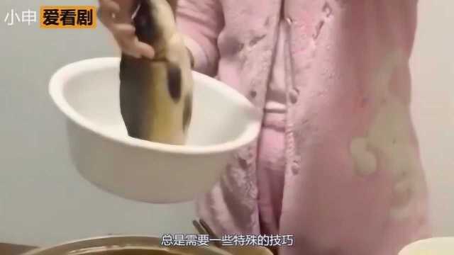 搞笑配音:高端的食材需要技巧,鱼:没看到我翻白眼吗?快把我捞出来