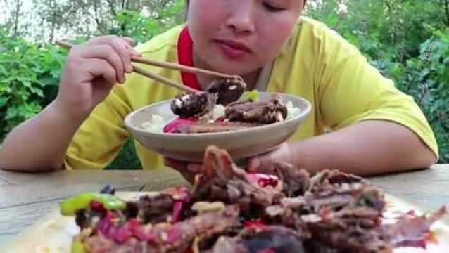 土鸭这么做越吃越馋了,胖妞做农村啤酒鸭,汤汁拌米饭贼香