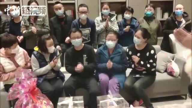 鄂州市民为医疗队员亲手制作生日蛋糕