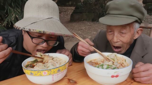 四川名小吃“红油抄手”教程,皮薄馅大,一口抄手一口蒜,真解馋