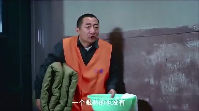 男子第五次进监狱,对新狱友说话毫不客气,狱霸可不惯着他