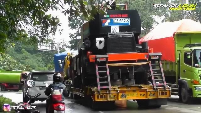 印尼公路日常 雨天运送多田野TADANO TR500越野起重机